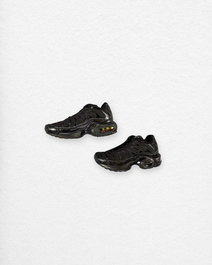 Nike Air Max Plus TN (Triple Black) – 6–7 Y