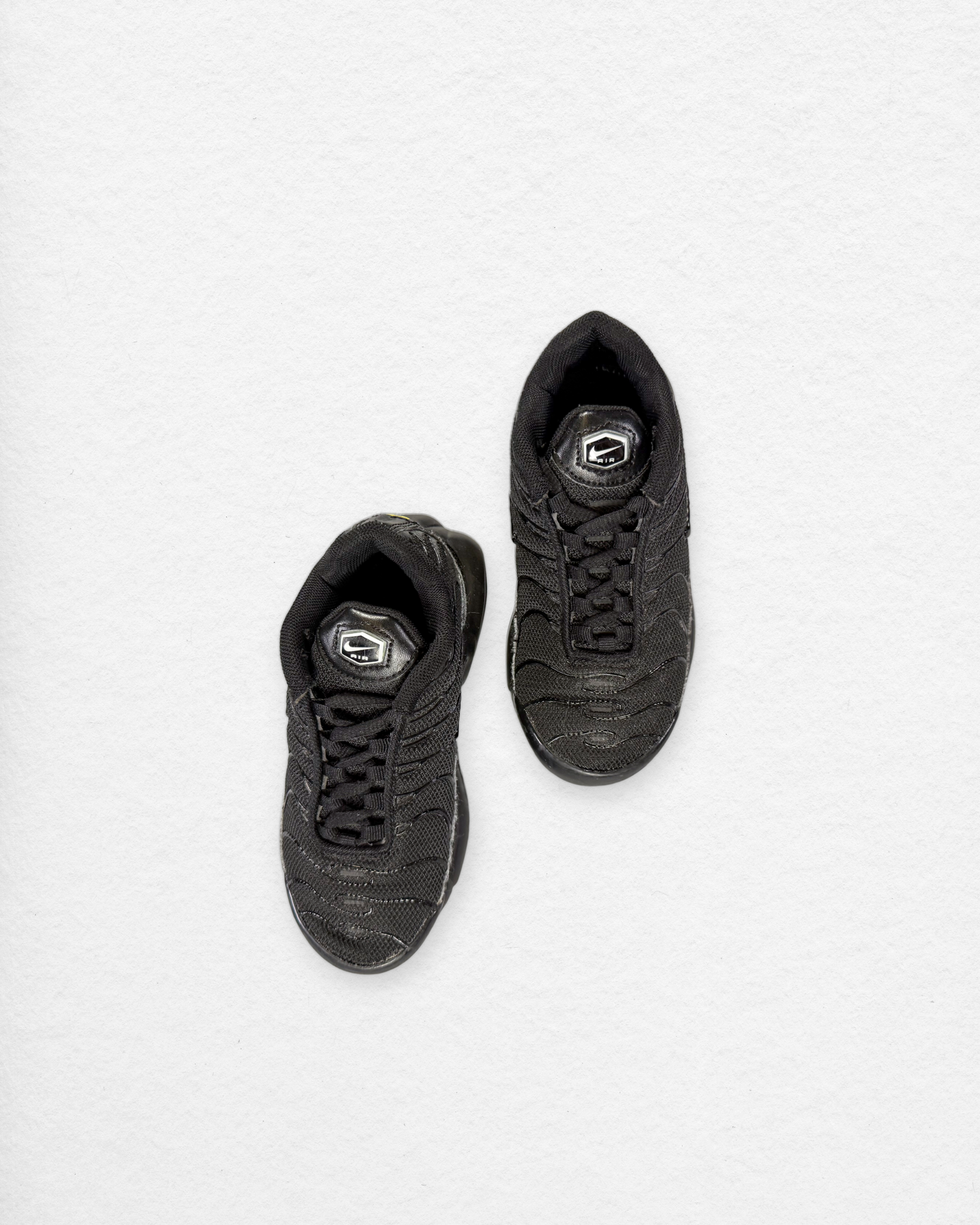 Nike Air Max Plus TN (Triple Black) – 6–7 Y